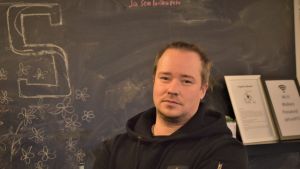 Jonas Ehrnsten är ungdomledare på Sjundeå kommun och jobbar på ungdomslokalen Walkers som för tillfället är stängd för besökare. Ungdomsledare Jonas Ehrnsten i Sjundeå