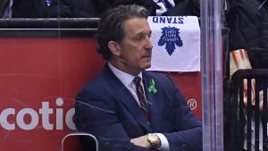 Brendan Shanahan leder Toronto Maple Leafs. Brendan Shanahan följer en slutspelsmatch mellan Toronto och Boston.