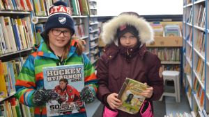 Böcker med stora bilder intresserar Viivi Virta, och Ellen Hokka lånar gärna hästböcker. två elever från Gammelbacka skola lånar böker i bokbussen.