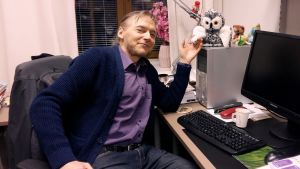 Medieforskaren Veijo Hietala vid sitt arbetsbord vid Turun Yliopisto. Veijo Hietala vid sitt arbetsbord.
