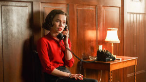 Ring, ring. Hedda Stiernstedts Nina saknar sin dotter i säsong 2. Karaktären Nina talar i telefon och ser ledsen ut.