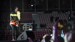 På fredagen uppträdde rapparen Asap Rocky på Blockfest, bara två dagar efter domen i misshandelsfallet i Stockholm ASAP Rocky på scen, iklädd en stor munkjacka med eldlågor. Han ser ut över publikhavet.