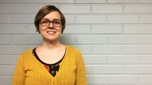 Sandra försöker tänka ungefär som en bilist när hon cyklar. Sandra Nestorova iklädd gul kofta, står framför en vit vägg.