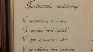 Dagens personal har en gemensam vårdideologi för sitt viktiga jobb Tunahemmets vårdideologi finns som tavla i åldringshemmet i Snappertuna