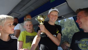 Jakob Lillqvist håller pokalen som laget fick för vinsten i B-finalen. pokalen