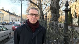 Magnus Gustafsson var själv överraskad över hur stora fördelarna var enligt studien. Magnus Gustafsson står invid biskopsresidenset i Åbo.