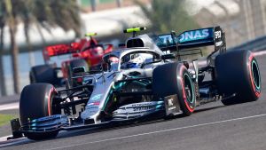 Valtteri Bottas startar från den sista rutan i Abu Dhabis GP. Valtteri Bottas i en formel 1-bil.