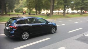 Påven åkte iväg från Karlskyrkan i en mindre bil än den bil, med chaufför, Estlands evangeliska kyrkas ärkebiskop har. Påven körs igenom Tallinn i en liten svart bil.