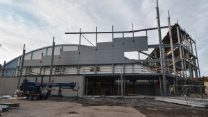 I den nya delen av ishallen, som byggs ut mot motorvägen, kommer det i nedre våningen finnas kontor och omklädningsrum, i övre våningen kommer en korridor för publiken. Ishallen i Vasa under renovering.