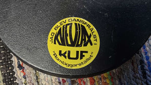 Dansbandssouvenir. Klistermärke där det står att "jag blev dansbandsfrälst" gjort av Kvevlax UF.