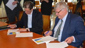 Skärgårdskompaniets vd Herrick Ramberg och Åbo universitets rektor Kalervo Väänänen skriver på hyresavtalet. Skärgårdskompaniets vd Herrick Ramberg och Åbo universitets rektor Kalervo Väänänen skriver på hyresavtalet.