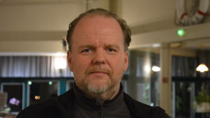 Kim Lindstedt tycker att det värsta är att bara vänta på fullmäktiges beslut. Profilbild på Samlingspartiets Kim Lindstedt.