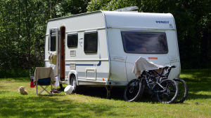 Många finländare föredrar husvagn framom tält. Husvagn på campingplatsen i Kokon i Borgå