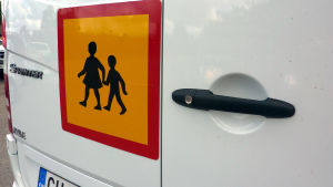 Strulig start för skolskjutsarna i höst, men på Helsingfors stad säger man att hösten inte varit avvikande. Skoltaxi