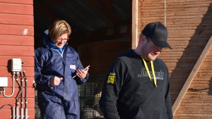 Johanna Korpela och Tobias Andersson. Veterinär Johanna Korpela och pälsfarmare Tobias Andersson på väg ut ur ett skugghus.