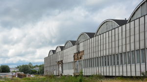 Den gamla lagerhallen ska totalrenoveras och förvandlas till en modern saluhall. I bakgrunden syns Åbo slott. Rettigs tobaksfabriks gamla lager.