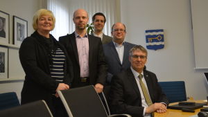 Arkivbild. Kommundirektör Juha-Pekka Isotupa (sittande) belönar fr.v. Benita Öberg, Markus Moisio och Niko Kannisto. Ekonomiplaneringschef Henri Seppänen t.h. är inte med bland de premierade, det är däremot bildningschef Jukka Pietinen (inte på bilden). Benita Öberg, Markus Moisio, Niko Kannisto och Henri Seppänen tillsammans med sittande kommundirektör Juha-Pekka Isotupa.