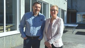Mikael Olin och Birgitta Sainio ser till att få med jämställdhet i undervisningen. Lärarna Mikael Olin och Birgitta sainio utanför karis högstadium och Karis-Billnäs gymnasium.