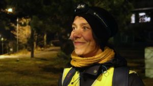 Sanna-Mari Kunttu har alltid tyckt om att utmana sig själv och röra sig i mörkret. Sanna-Mari Kunttu i reflexväst med pannlampa på huvudet.