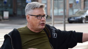 Guiden Pertti "Poitsu" Stenman har själv levt den hårda verkligheten på Sörnäs gator. Närbild på Pertti "Poitsu" Stenman då han guidar i Sörnäs.