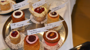 Domarna och publiken fick reda på vem som hade bakat tårtorna först efter att vinnaren utsetts. I år var den bästa tårtan bakad hos Petris chocolate room. Fredrika Runeberg-tårtan är bakad i Runebergs hem av museipersonalen enligt Fredrikas recept. Den lite torrare och knäckigare tårtan var alltså mycket traditionell, men inte riktigt lika god som vinnartårtan, enligt domarna. Sex olika runebergstårtor på ett fat. I varje tårta finns en lapp med namnet på instansen som bakat tårtan.
