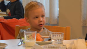 Theo Haavisto har aldrig följt med mamma till jobbet tidigare. Theo Haavisto har kommit med sin mamma Sandra till jobbet.