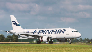 Många företagare är missnöjda med den usla konkurrenssituationen vid Karleby-Jakobstads flygplats, med Finnair som enda operatör påverkas både tidtabeller och prisnivå. Finnairplan landar i Schiphol i Amsterdam.