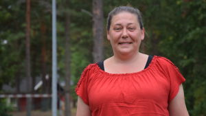 Katrin Janser är ordförande för organisationen Edered som firar 40 år i år. En bild på en kvinna i röd t-skjorta. hon heter Katrin Janser och ler på bilden. I bakgrunden syns tallskog.