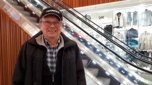 Alf Rönnlund tycker att man ska inkludera Sannfinländarna i regeringen för att de ska tvingas ta ansvar. Man i urban miljö ser in i kameran.