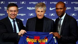 I januari presenterades tränaren Quique Setien (i mitten) av sportchefen Eric Abidal (till höger) och ordförande Josep Maria Bartomeu (till vänster). De två förstnämnda har redan fått tacka för sig. I januari presenterades tränaren Quique Setien (i mitten) av sportchefen Eric Abidal (till höger) och ordförande Josep Maria Bartomeu (till vänster). De två förstnämnda har redan fått tacka för sig.