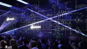 Innoveit lockade 400 deltagare från 20 länder. Ljusinstallation på väggen i konferenssalen under Innoveit 2019 i Budapest.