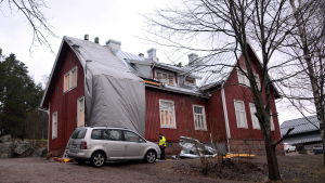 Katastrofen undveks i Gumbostrands skola. Brandskador vid gammal skolbyggnad.