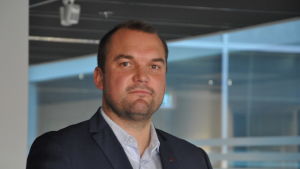 Anton Westerlund är chef för Kongsbergs enhet i Åbo. Närbild på Anton Westerlund.