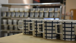 På Vaja tillverkar man också muggar med andra motiv än från Muminvärlden. Kaffemuggar hos Vaja i Borgå