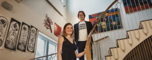 Jaakko och Nea Ikonen har velat öppna den historiskt värdefulla byggnaden för stadsborna och publiken. Renoveringsarbetet fortsätter under flera år framöver. Väggarna pryds av festivalens konstutställning. Varkauden klubin omistajat Jaakko ja Nea Ikonen kuvattuna rakennuksen sisällä portaikossa.