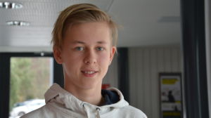 Jesper Rajakangas är tvåspråkig. I skolan talar han mer svenska och hemma mer finska. Jesper Rajakangas går i nian vid Skärgårdshavets skola i Korpo
