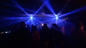 Den häftiga ljusshowen, designad och framförd av Sebastian "Baba" Sjöblom Kebu live på Urban Spree i Berlin