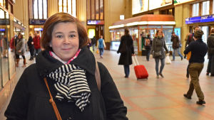 Tiina Haapanen Tiina Haapanen i Helsingfors Centralstation. I bakgrunden folk.