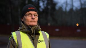Timo Holmström har jobbat över fyrtio år som brevbärare i Hangö. Timo Holmström som strejkvakt utanför postterminalen i Hangö.