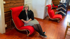 Kommundirektör Tiina Heikka sitter i en av de danska fåtöljerna. Arkivbild. Tiina Heikka sitter i en designfåtölj.