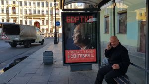 Vladimir Bortkos valaffisch hänger kvar, men han deltar inte i valet. Vladimir Bortkos valaffisch hänger kvar i Sankt Petersburgs gatuvy, men han deltar inte i valet