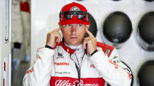 Kimi Räikkönens start blev allt annat än lyckad. Kimi Räikkönen petar i öronen.