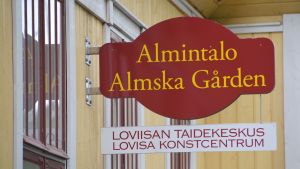 I dagens läge har Stödföreningen för Lovisa konstcentrum utställningsverksamhet i Almska gården. skylt på almska gården i lovisa 16.05.16