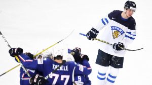 Miro Aaltonen noterades för -4 i plusminusstatistiken. Miro Aaltonen besviken, Finland-Frankrike, VM 2017.
