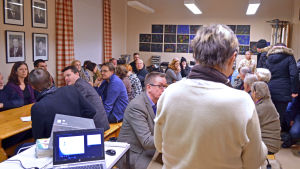 Föräldrarna som deltog i diskussionsmötet om Friggesby skolas öde var bland annat oroliga för hur skolresorna skulle ordnas ifall skolan stängdes. Det var fullt hus då Kyrkslätt kommun ordnade diskussionsmöte om Friggesby skolas öde,