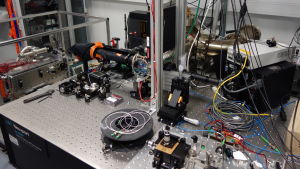 Den halvfärdiga optiska atomklockan i Otnäs består av en hel del komplicerad elektronik. optisk atomklocka