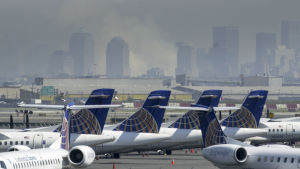Över 3000 personer miste livet då två terrorister flög in två flygplan i World Trade Center-tornen på Manhattan. Ännu dagen efter stod all flygtrafik stilla och rök steg från de kollapsade tornen. Kommersiella flygplan står stilla på grund av terrorattackerna i New York den 11 september 2001.