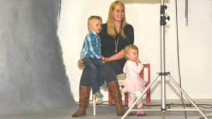Det går också bra att fotograferas tillsammans med mamma, beslöt Hampus och Hilma. Mamma Stephanie Grönroos med sina barn Hampus och Hilma som ska fotograferas i en studio av Kjell Svenskberg.