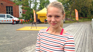Nina Gunell var en av piloterna som styrde postens drönare. Nina Gunell från företaget Sharper shape.