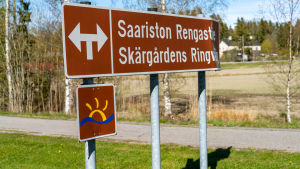 Skärgårdens Ringväg firar 25 år i år. Det uppmärksammas bland annat med historiska bilder. Saariston rengastien kyltti.
